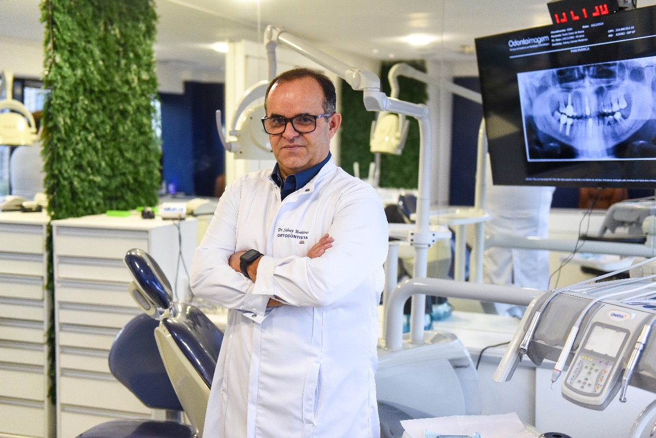 Dr. Sidney Medeiros, ortodontista especialista, na clínica ORTOBRASÍLIA em Brasília