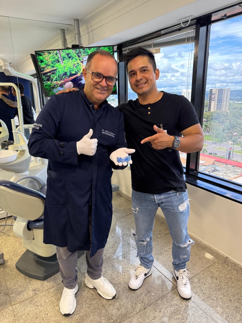 Dr. Sidney Medeiros com paciente satisfeito após tratamento no ORTOBRASÍLIA, Brasília